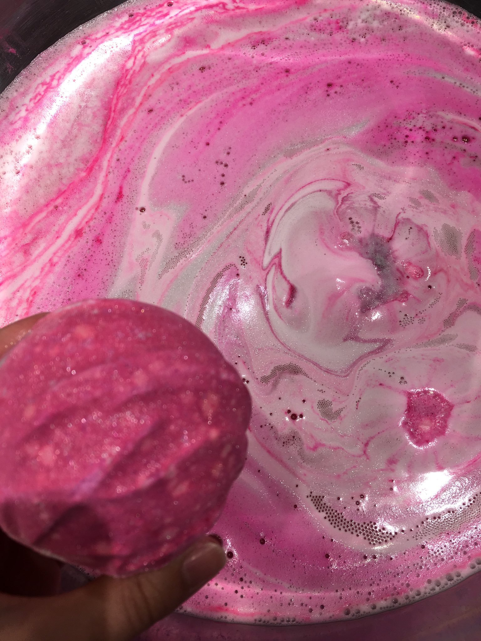 ラッシュ名古屋パルコ店 A Twitteren キラキラピンクのバスタイムをあなたに 暑い日の汗を流した後は Lush のバスボムでリラックスしませんか シンクピンク