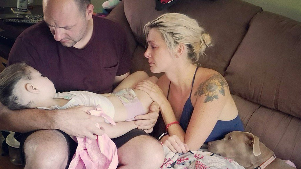 wfaa's tweet image. Nurse captures heart-wrenching photo of parents comforting daughter as she dies of cancer bit.ly/2NAMWiD