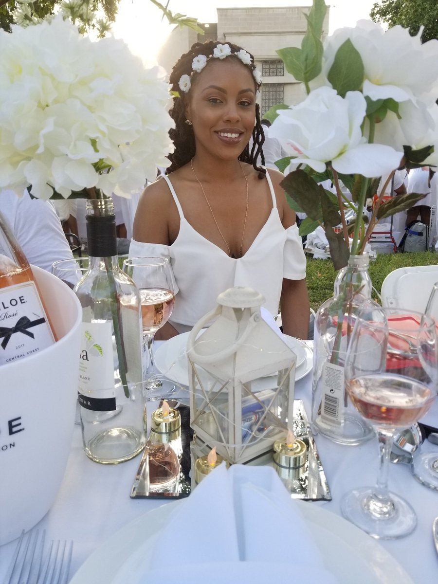 bronze_bae's tweet photo. We looked good, if I do say so myself #dinerenblanc #DEBRVA2018 #ChloexDEBRVA https://t.co/dzFFTrO7gl