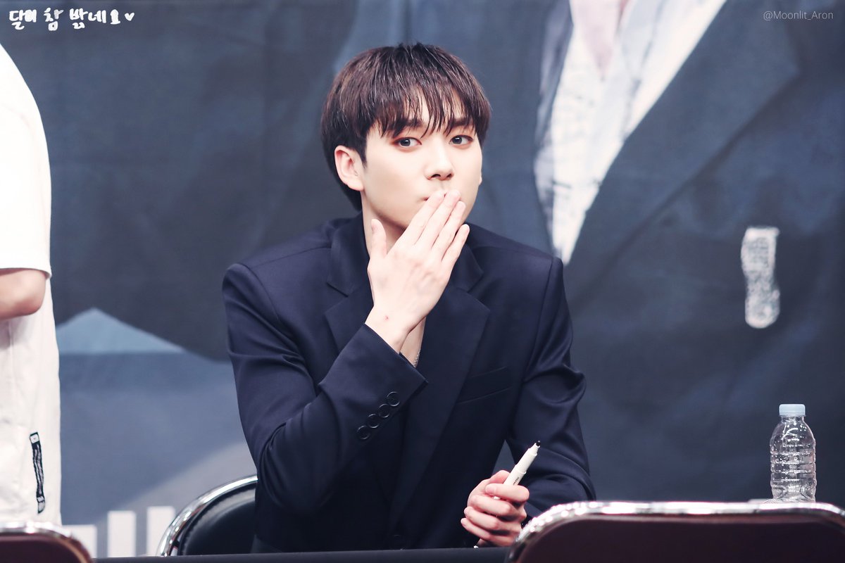 Moonlit_Aron's tweet photo. 180707 당산 팬싸인회 아론♥
 kiss kiss kiss

#뉴이스트 #아론 #ARON https://t.co/HVCYTYwpji