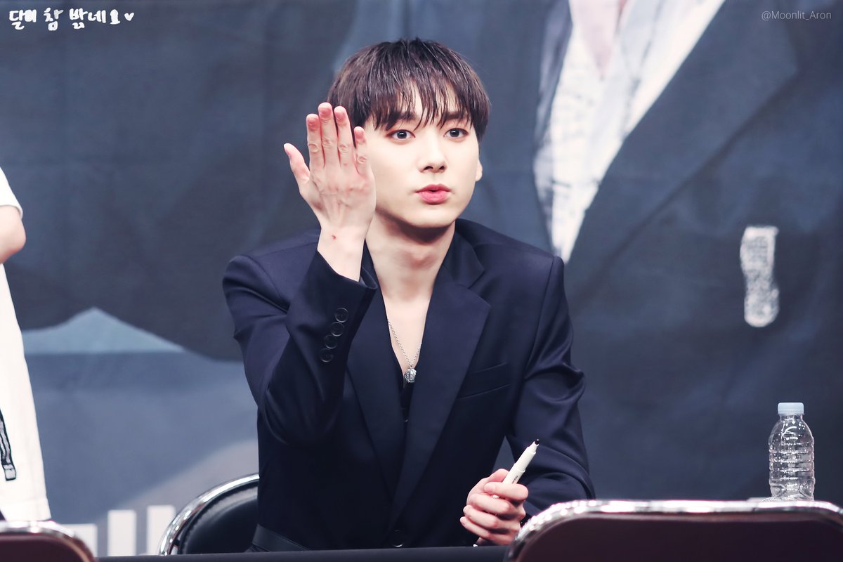 180707 당산 팬싸인회 아론♥
 kiss kiss kiss

#뉴이스트 #아론 #ARON