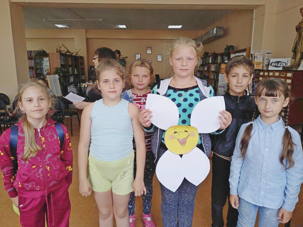 В канун праздника Дня семьи, любви и верности в Городской библиотеке для ребят из летнего лагеря ЦДТ прошла познавательно - игровая программа "Семейная круговерть"