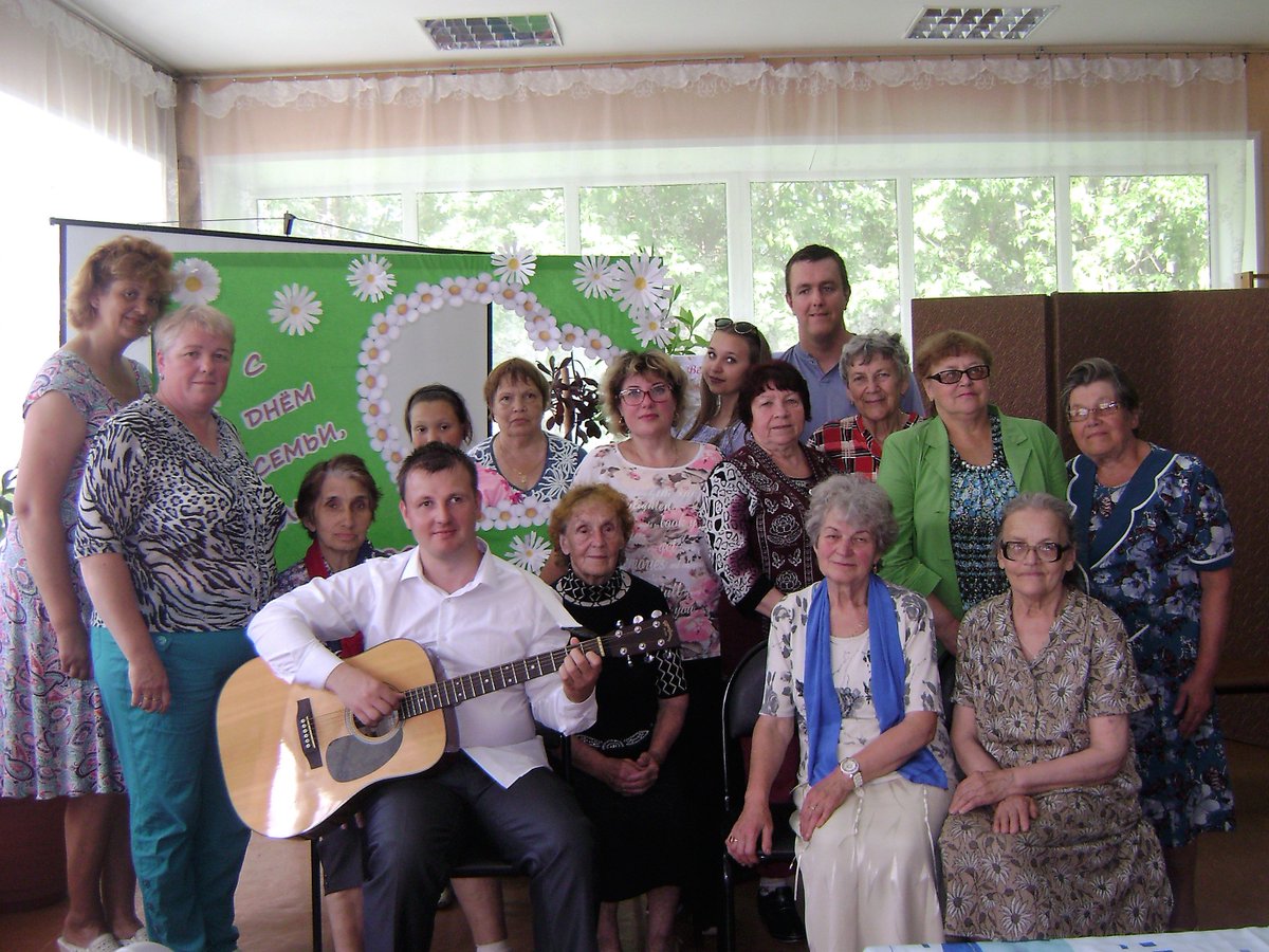 Очередное заседание клуба "Общение" в Городской центральной библиотеке было посвящено Дню семьи, любви и верности