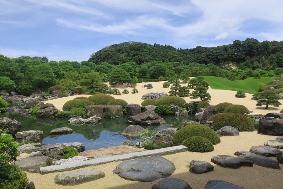 足立美術館 本日は綺麗な青空が広がっています 天気 予報によると これから一週間 晴れの日が続くようです 青空と白砂のコントラストが美しい 白砂青松庭 など 趣の異なる６種類の日本庭園をごゆっくりとお楽しみください 足立美術館 日本庭園