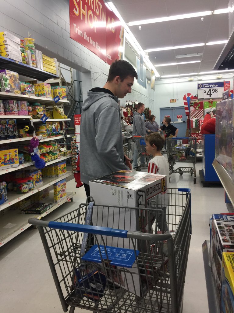 hs_housewife's tweet photo. during Shop With A Player, Zac asked me to secretly take extra pictures of him “in his element” and it really was his element. he was so good with the kids in every shop with a player, every kids camp, and every kid that came up to him before/after games. #5 https://t.co/QCd75W2KXe