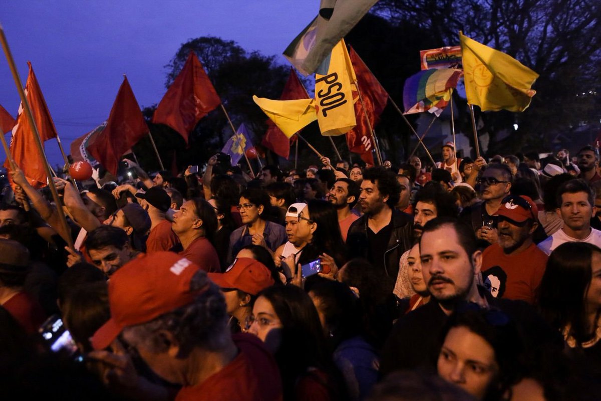 revistacitrica's tweet photo. Esta gente quiere votar para presidente a la persona que sacó a millones de la pobreza. Por ahora la dictadura que gobierna y destroza a Brasil lo tiene preso en forma cada vez más ilegal https://t.co/8JPpDIqwbn