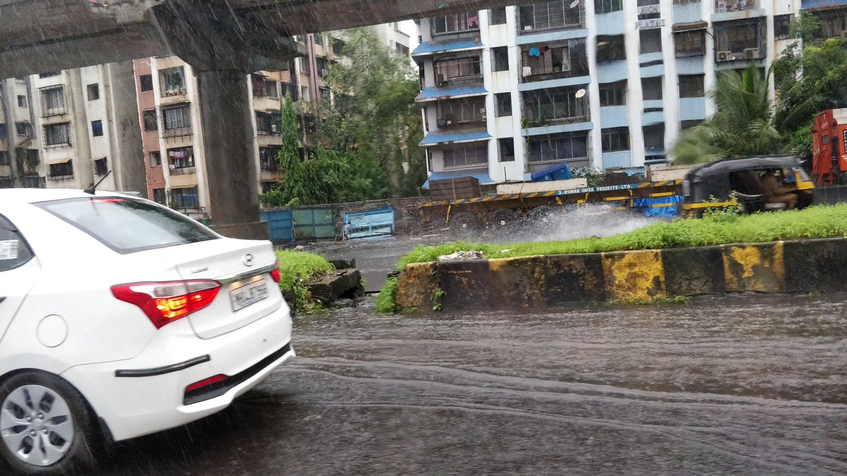 snemy's tweet photo. WEH Kandivali.. #MumbaiRain https://t.co/yUfF30z1WH