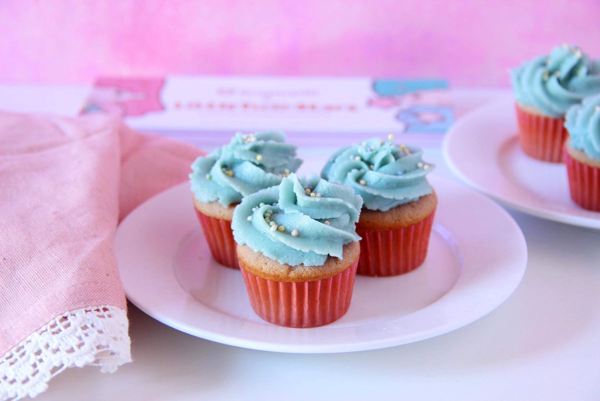theveganspy's tweet image. Here are my Pink Velvet Cupcakes with Blue Kiwi Frosting inspired by the @sugarpillmakeup Little Twin Stars Collection! theveganspy.com
