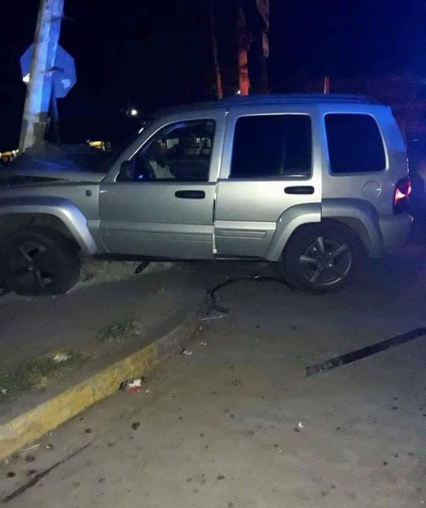 radioyskl's tweet photo. Reportan esta noche que Alcalde de @ARENAOFICIAL en San Sebastián Salitrillo, Hugo Calidonio, chocó su camioneta en estado de ebriedad en Ciudad Real. El edil habría huido en otra camioneta y luego la policía acordonó la zona. Se habla de una persona herida @omaradioyskl https://t.co/iWd4IfnBNI