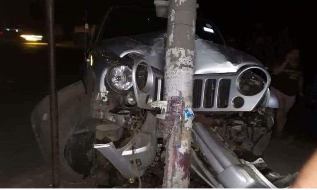 radioyskl's tweet photo. Reportan esta noche que Alcalde de @ARENAOFICIAL en San Sebastián Salitrillo, Hugo Calidonio, chocó su camioneta en estado de ebriedad en Ciudad Real. El edil habría huido en otra camioneta y luego la policía acordonó la zona. Se habla de una persona herida @omaradioyskl https://t.co/iWd4IfnBNI