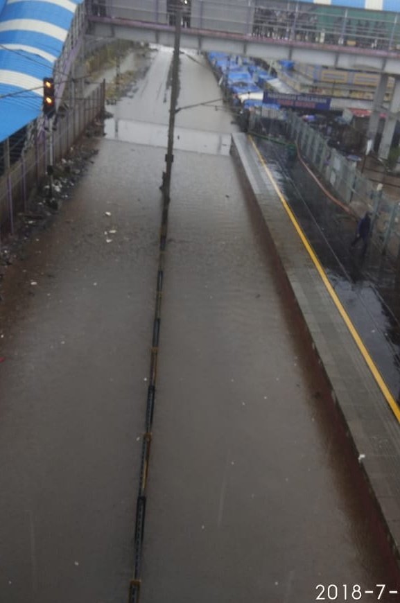 WesternRly's tweet photo. In view of water 180 mm above rail level due to incessant rains, traffic on UP fast line at Nallasopara Station has been stopped resulting in delay of 15-20 mins in local services &amp; regulation of various Mumbai bound trains at/beyond Virar. Caution order working on other 3 lines https://t.co/E7QaALslnm