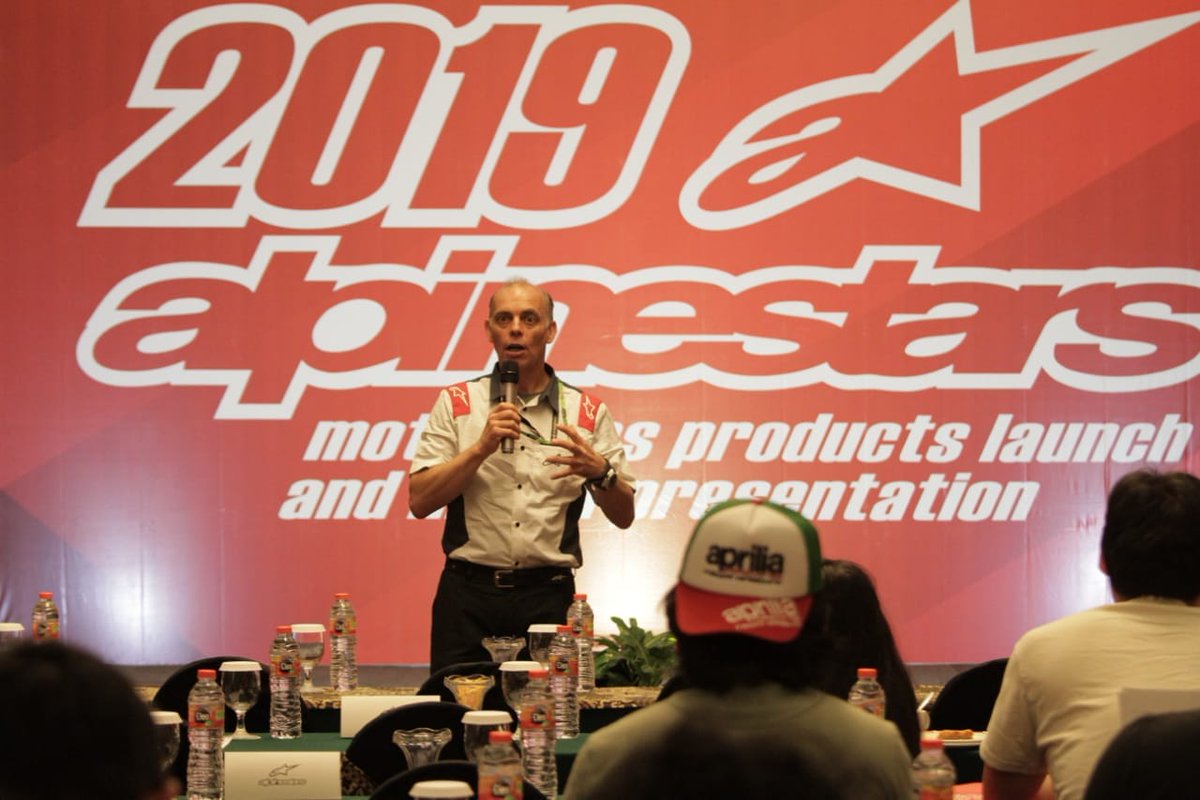 vmx_id's tweet photo. Momen bersama Romain Febvre 👌saat launcing produk @alpinestars MX 2019, oleh PT Variasi MX Jum'at 6 Juli 2018 kemarin di Novotel, Semarang. 

#VMXid #variasimx #Motocross #Alpinestars #MXGPIndonesia #MXGP #MXGPAsia #mxgpsemarang #Senin https://t.co/LjtoIg4I2U