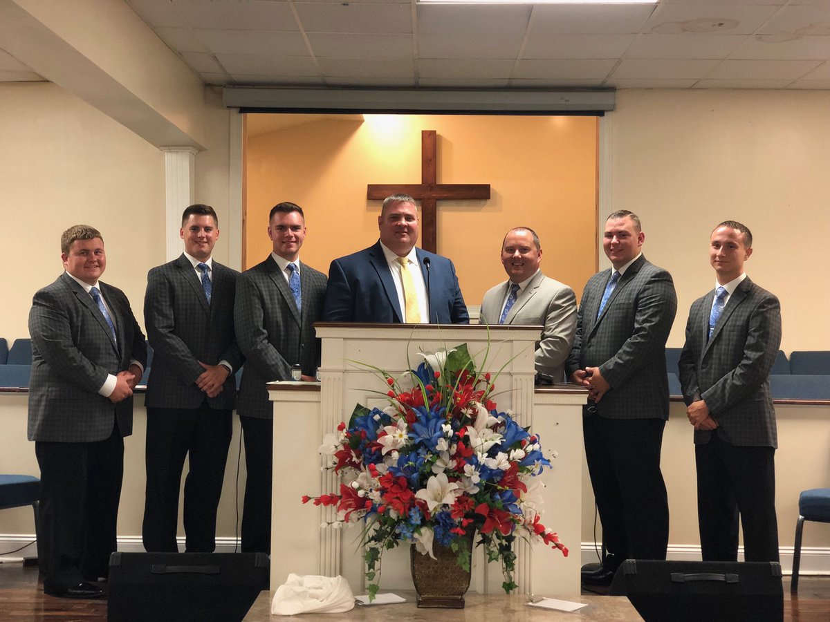 CommonwealthB's tweet photo. This evening the Voices of Revival were in Hazard, KY with @ChrisFugate11 and the Gospel Light Baptist Church.
They were able to spend time with CBC grads - Stephen and Tara Kelly.
#VOR2018
#classiccbc https://t.co/VCFpp79bqR