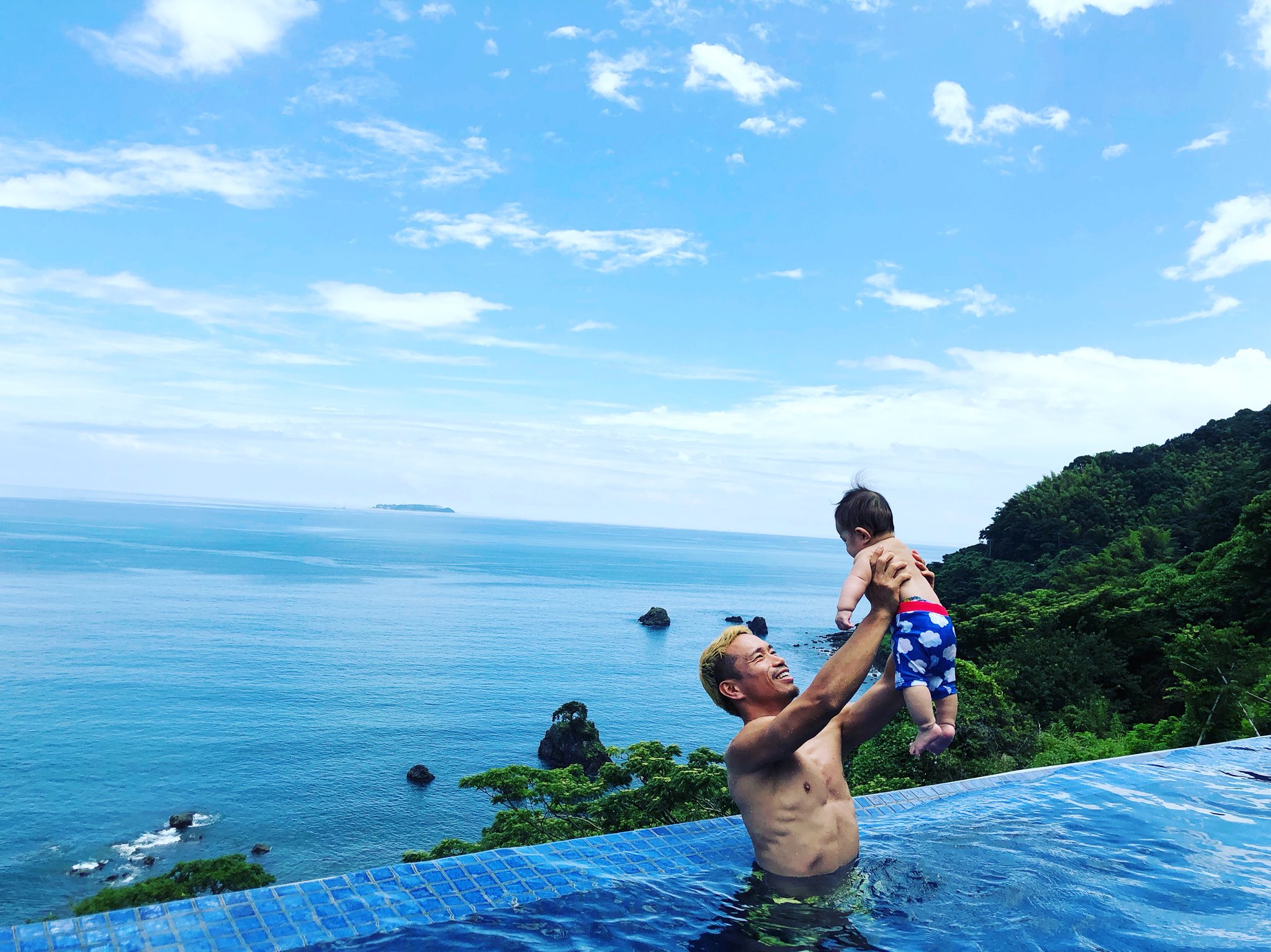 Yuto Nagatomo 長友佑都 プールデビュー W杯の緊張感から解き放たれ 家族に心ゆるゆるにしてもらってます 笑 Harikiri Tairi Pool Baby