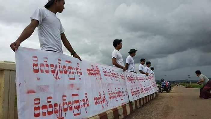 ႐ွက္တတ္ရင္ ေဒၚစုနဲ႔အေပါင္းအပါေတြ
ေတြေသ သင့္ၿပီ ဗိုလ္ခ်ဳပ္သိကၡာက်တယ္ သက္႐ွိသာ႐ွိေနရင္ သမီးမ်က္ႏွာ ဖေႏွာင့္နဲ႔ထေပါက္ေလာက္ၿပီ