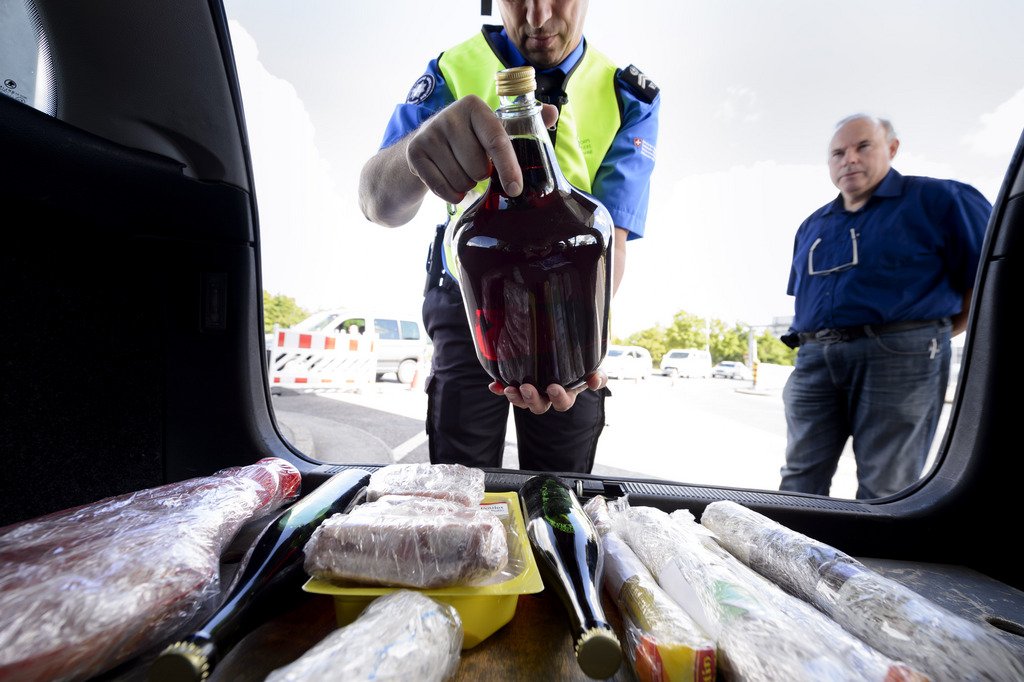 swissinfo_de's tweet photo. Hatten Sie schon mal mit dem Schweizer Zoll zu tun? Ist die Limite von 300 Fr. angemessen? Könnte eine #QuickZoll-App die Abfertigung vereinfachen? Teilen Sie für einen swissinfo-Bericht Ihre positiven & negativen Erfahrungen via Twitter oder Facebook https://t.co/dOj4AmDIAv https://t.co/ry45aPohEn