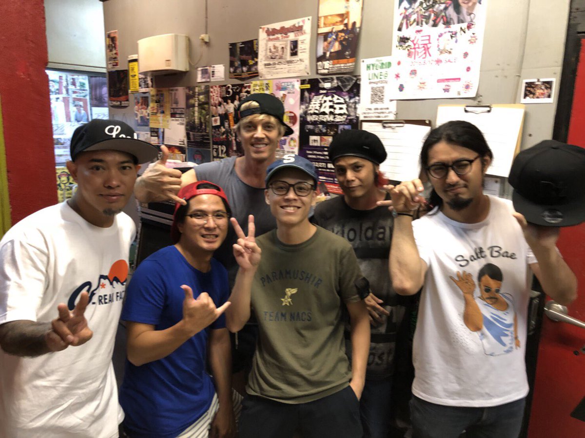 miyahiranaoki's tweet photo. 先週スタジオでまさかのB'zドラマーのシェーン・ガラース氏に遭遇、メンバーみんなキッズに戻ったように浮き足立つ。笑
めっちゃ気さくにサイン&amp;写真に応じてくれた、もう一生ファンです♪
Thank you so much！ #BZ #ShaneGaalaas #沖縄 #かりゆし58 https://t.co/gaSJ1cWabs