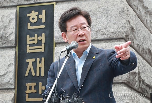 "명찰 안 단 놈들 교무실로 온다."