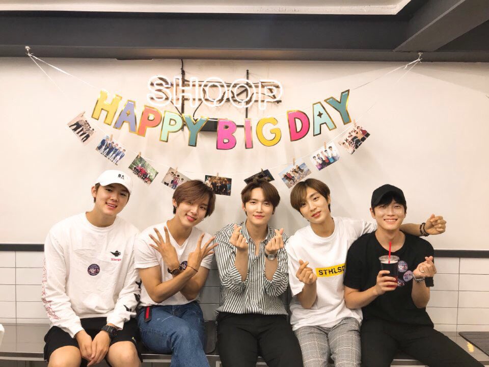 BIG_GHofficial's tweet photo. B.I.G 데뷔 4주년! 축하해주신 팬분들 감사합니다😘
V앱으로는 짧게 했지만 팬분들의 💓 클리어!  
비아이지X비기닝 오래가자〰️🤙🏻
-
#비아이지 #boysingroove #데뷔4주년 #Vlive #비기닝 #고마워요 #인증샷 https://t.co/TItwjLBDyq