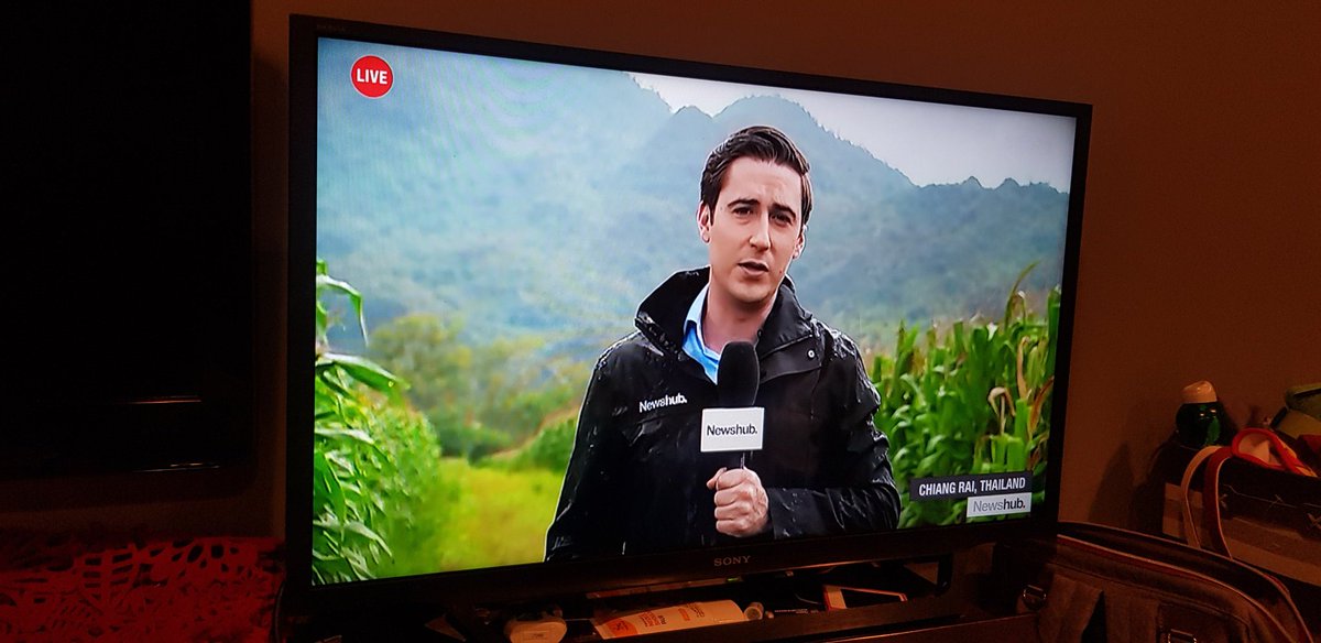 laliza_nz's tweet photo. ข่าว #ถ้ำหลวง ช่อง Abc สุดหล่อคนนั้นไปอยู่ไร่สัปปะรดใช่ป่ะ
 ช่อง Newshub ของนิวซีแลนด์ไปอยู่ไร่ข้าวโพด โอ๊ยยย ตรู Unseen Thailand https://t.co/RS4YUMTzpl