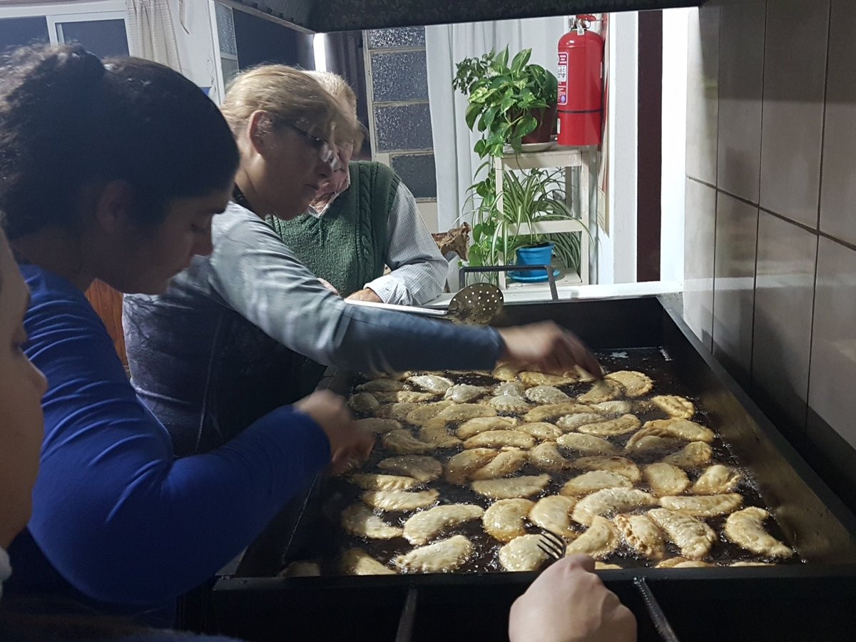 Haciendo las empanadas de la escuela n°3 para el 9 de julio!!