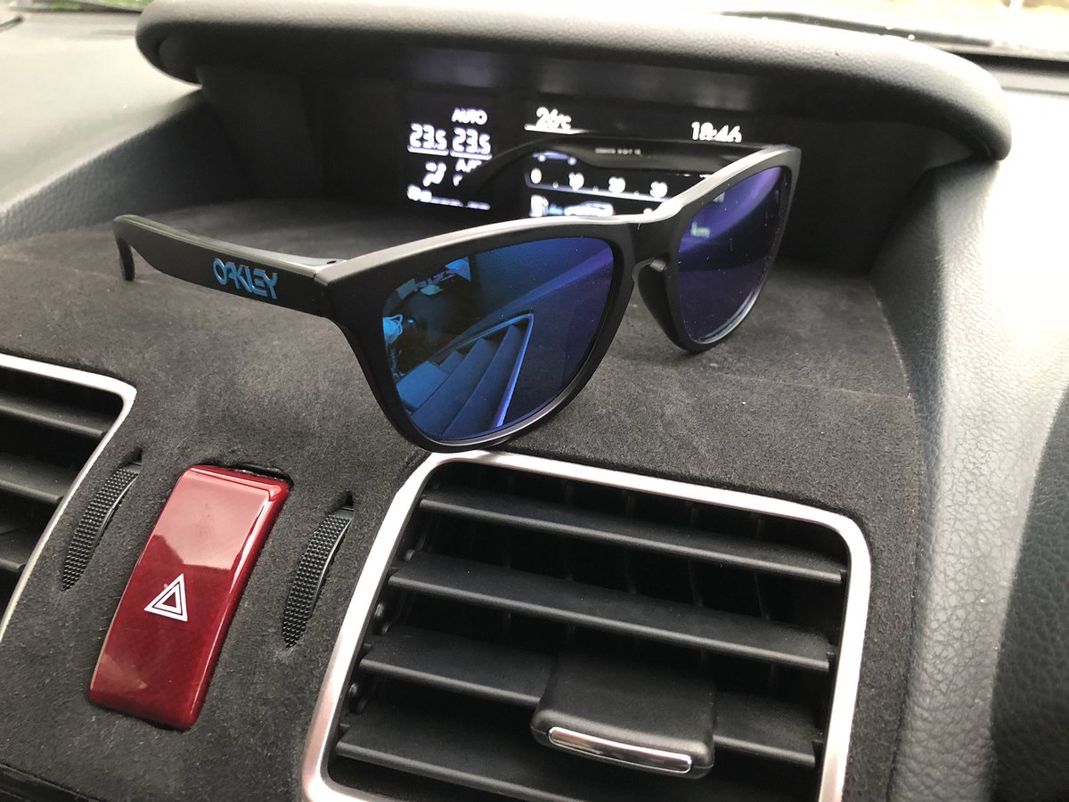 SL5_daichan24's tweet photo. サングラス新調。

Raybanも持ってますが何より軽い。
オークリーの偏光グラス超見やすいのでおすすめです。

因みにSUPER GT GT500ドライバーの山尚貴選手とフレームカラー以外は一緒。

#OAKLEY
#Flogskins
#PRIZM SAPPHIRE https://t.co/8VI5jlIcUG