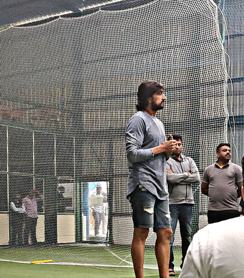 #ExclusivePicture 
@KicchaSudeep Anna during #KCCSeason2Meeting