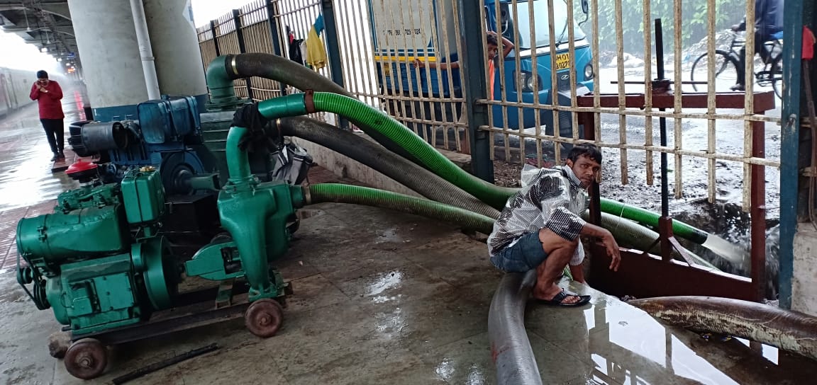 WesternRly's tweet photo. Heavy duty pumps throwing water from tracks at Dadar, Matunga Road, Goregaon &amp; other locations. All efforts being made to run WR suburban services continously inspite of very heavy &amp; incessant #MumbaiRains #WRUpdates https://t.co/X52rPZ5Wma