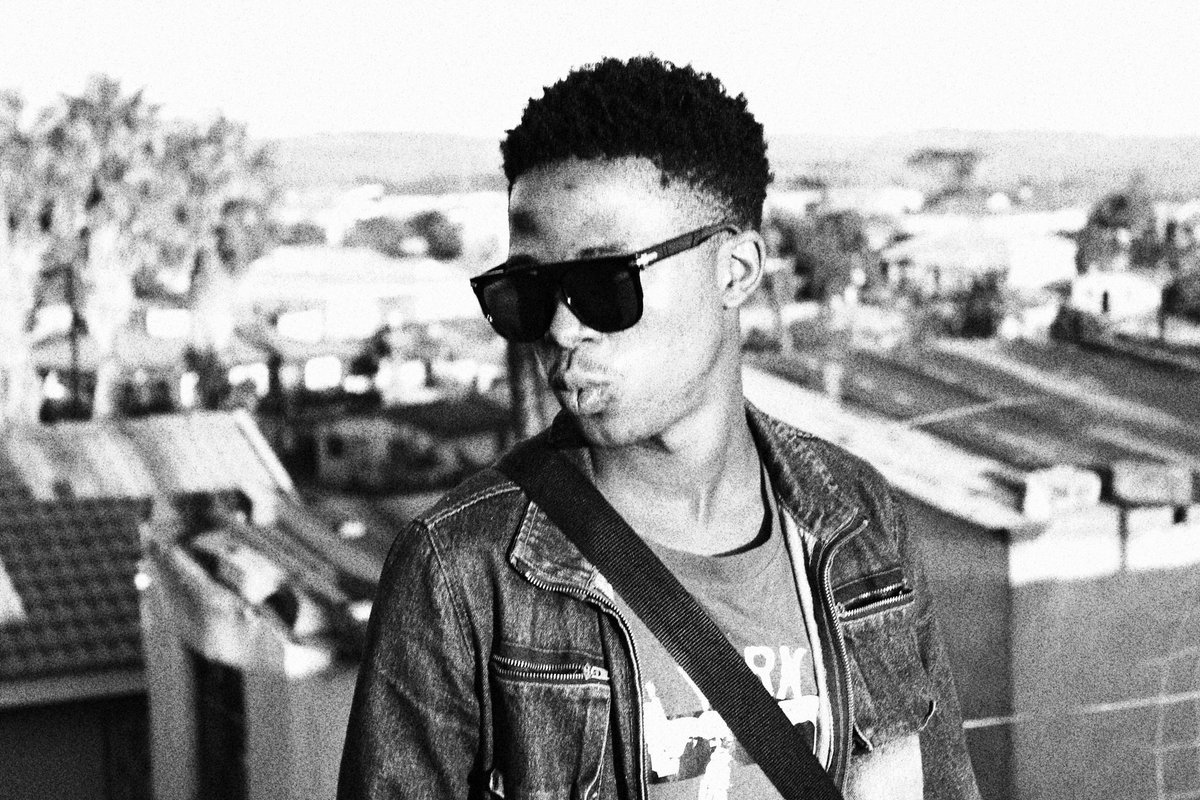 CyaDimples's tweet image. People be humble Emtee "bezi wisa one time nje" on stage &amp;amp; it was part of the performance not that he fell down 😂😂