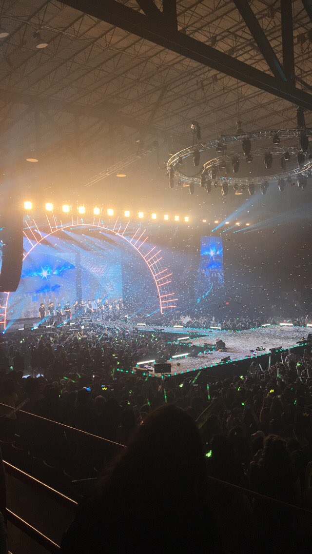 jaerising's tweet image. thank you boys for this amazing night. i couldnt ask for a better trip. well worth all the troubles to get here lmao
you all brighten my life everyday but have done it alot of tonight. there’s so much love for you from me 💚
#EyesOnYouInHOU #GOT7 @GOT7Official