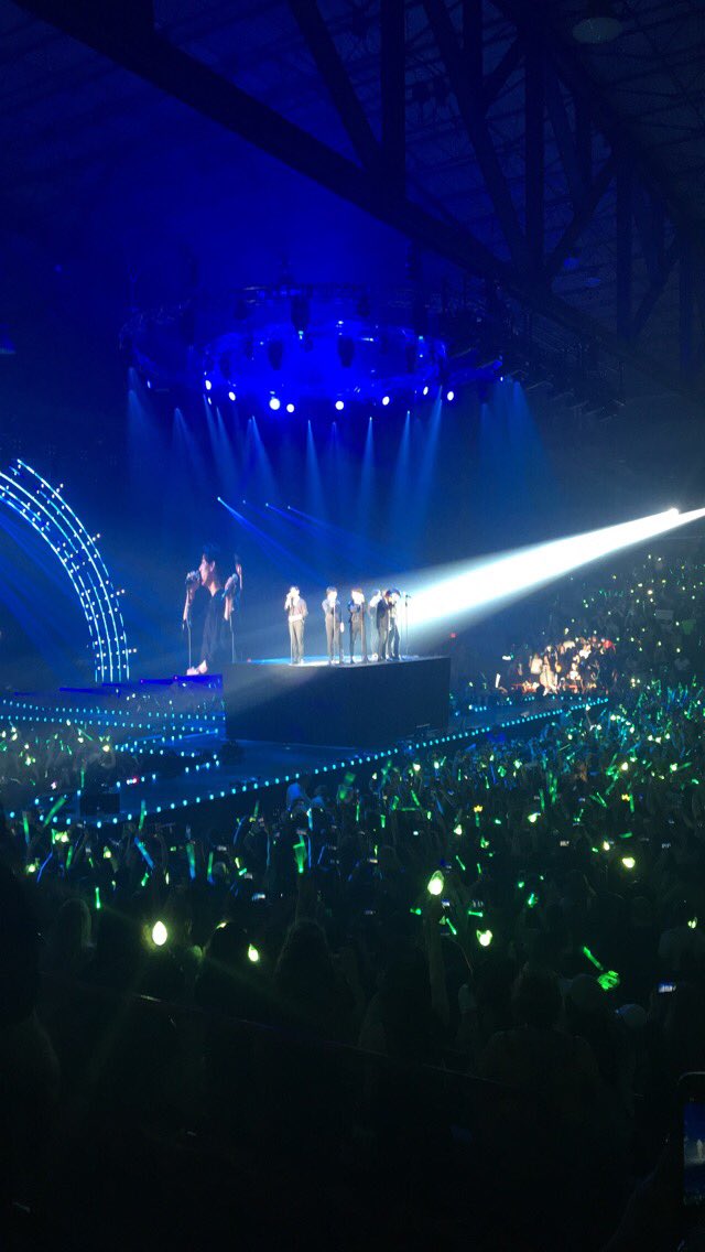 jaerising's tweet image. thank you boys for this amazing night. i couldnt ask for a better trip. well worth all the troubles to get here lmao
you all brighten my life everyday but have done it alot of tonight. there’s so much love for you from me 💚
#EyesOnYouInHOU #GOT7 @GOT7Official
