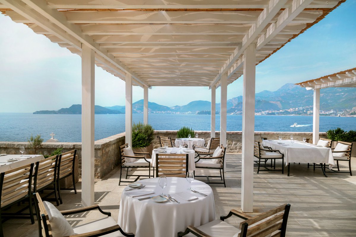 Celebrating the robust flavours & simple ingredients of Italy’s cucina semplice culinary tradition, the Arva restaurant at #AmanSvetiStefan overlooks pink sandy beaches & the rippling #Adriatic sea off #Montenegro's coast aman.com/resorts/aman-s… #AmanFoodie #Aman30