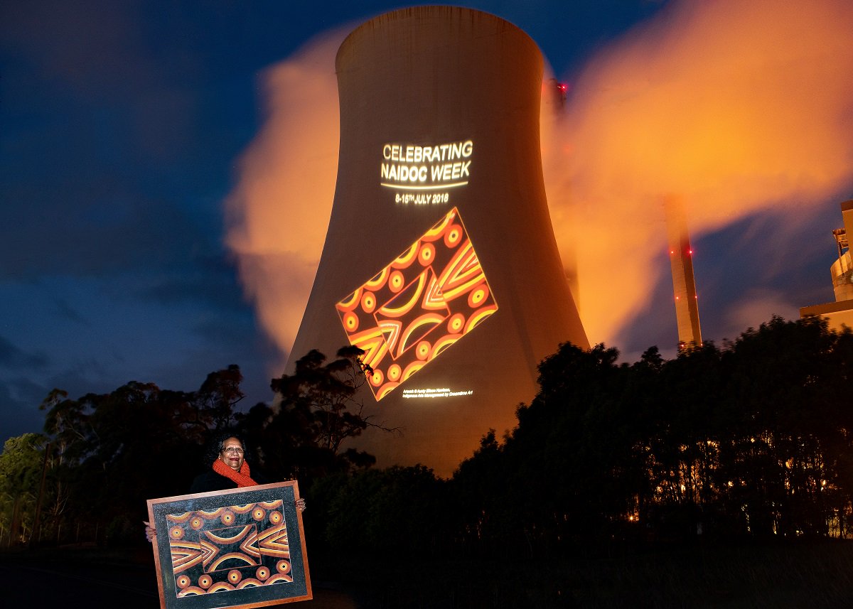 AGLEnergy's tweet image. AGL Loy Yang’s 110-metre-high cooling tower is featuring artwork by local Kurnai elder Aunty Eileen Harrison until Sunday. The artwork is called ‘Men taking guidance from women’, reflecting this year’s #NAIDOC2018 week theme ‘Because of Her, We Can!’ aglener.gy/3QLzub