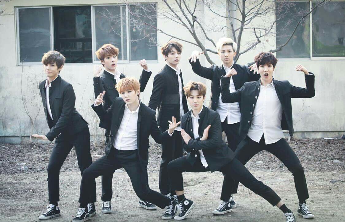 Бтс группа чб. Bts черно белые. Группа бтс в белом. Bts 2022. Бтс 2022 черно белые.
