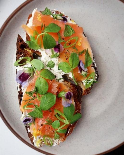hltnkh's tweet photo. @Killmaven 🙃😉I just made my dinner #WeirdHours Toasted homemade sourdough with pea greens., smoked salmon, and cream cheese. #Yum https://t.co/euEh0wFxwD
