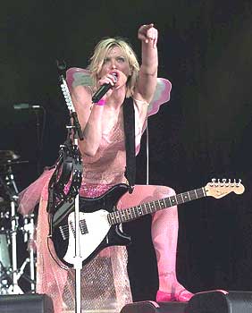 Za trenutek naj odlo i....karkoli....Courtney Love!!!
Happy Bday Love...Courtney Love   