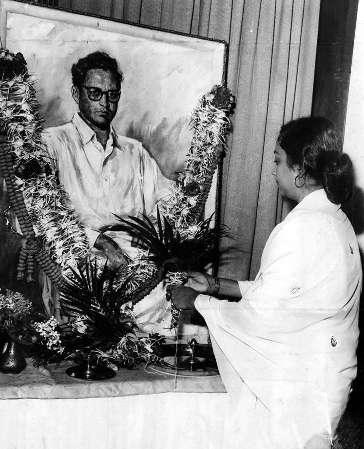 Bollywoodirect on X: "Geeta Dutt offers tributes to husband Guru Dutt on his birth anniversary. Geeta Dutt breathed her last on July 20, 1972. She was 41. Guru Dutt had died 8