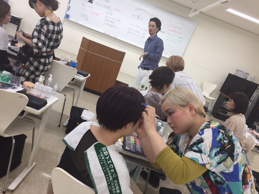 OMULAAMUSE's tweet image. フルメイク練習中💄
#omula #topstylist