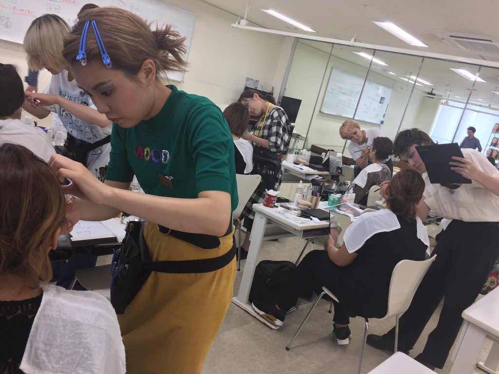 OMULAAMUSE's tweet image. フルメイク練習中💄
#omula #topstylist