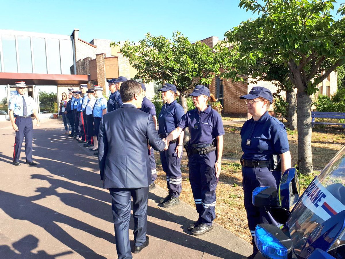 GDarmanin's tweet photo. Je suis ce matin en déplacement à Dunkerque auprès de la @douane_france. J’ai demandé à ses agents de se préparer à tous les scénarios du #Brexit. Arrivée à la BSI de Dunkerque qui me présente les enjeux sur les axes trans-Manche du littoral. https://t.co/XeKtOv96Wg