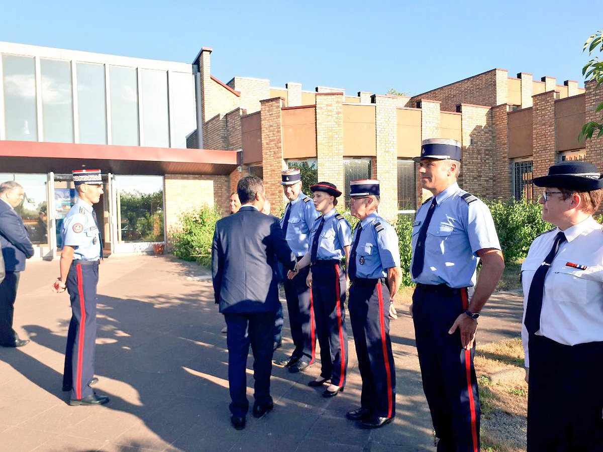 GDarmanin's tweet photo. Je suis ce matin en déplacement à Dunkerque auprès de la @douane_france. J’ai demandé à ses agents de se préparer à tous les scénarios du #Brexit. Arrivée à la BSI de Dunkerque qui me présente les enjeux sur les axes trans-Manche du littoral. https://t.co/XeKtOv96Wg