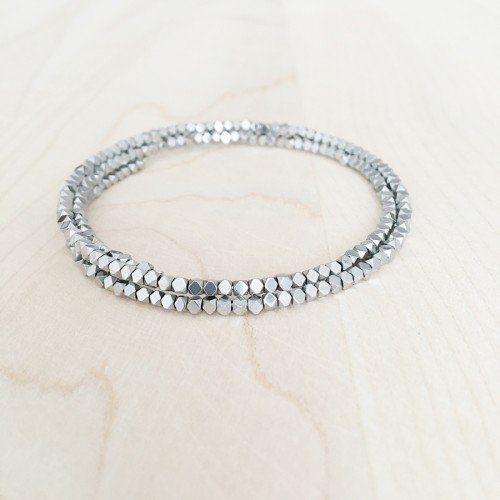 Gustowna bransoletka z drobnym hematytem doskonale sprawdzi się jako szykowny dodatek na Twoim nadgarstku. 
bymagdalene.com.pl/pl/p/Delikatna…