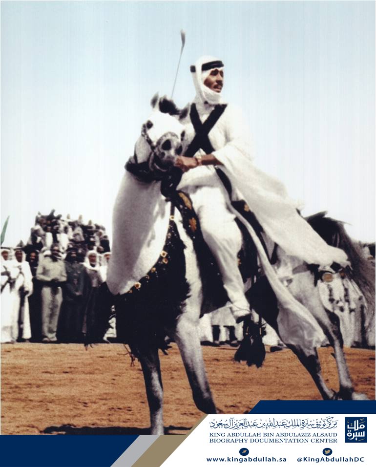 KingAbdullahDC's tweet photo. #صور_وتعليق
#الملك_عبدالله 
خادم الحرمين الشريفين الملك عبدالله بن عبدالعزيز رحمه الله وهو بزي العرضة السعودي ويمتطي صهوة جواده العربي الأصيل في عام 1373 هـ الموافق 1953 م https://t.co/CedkTl4KZT