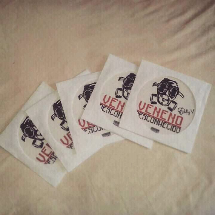 eddyvenenoso's tweet photo. As últimas das primeiras 200 cópias... CDs da minha primeira mixtape 💿🎤🎴
#VenenoDesconhecido
✨😎🎧
#EddyV
#EddyVenenoso
#ExércitoDeRimas
#ExR
#1minutodefama
#ExR2018
#G1ÉoBlock https://t.co/RQaVmCwcvv