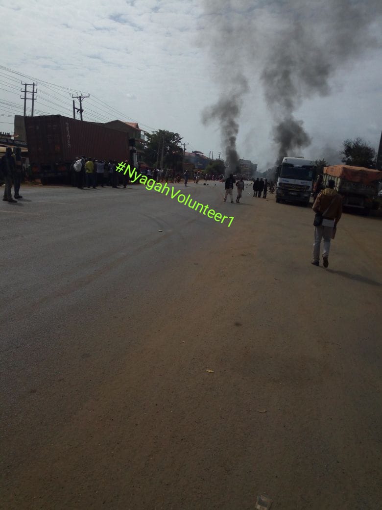 Situation at Emali.Reason for demonstration;lack of water in the town.Traffic standstill for the last 25 mins <a href="/KeNHAKenya/">Kenya National Highways Authority (KeNHA)</a> <a href="/radiomaisha/">Radio Maisha</a>
<a href="/NPSOfficial_KE/">National Police Service-Kenya</a> <a href="/ntvkenya/">NTV Kenya</a> <a href="/TransportKE/">Ministry of Roads and Transport | Kenya</a> <a href="/ntsa_kenya/">NTSA KENYA</a> <a href="/Ma3Route/">Ma3Route</a> <a href="/KTNNews/">KTN News</a> <a href="/K24Tv/">K24TV</a> <a href="/KRB_Kenya/">Kenya Roads Board</a> <a href="/Milele_FM/">Milele FM</a> <a href="/MombasaCGW/">MCGW</a> <a href="/tycoontraffic/">tycoonews/traffic</a> #NyagahVolunteer1