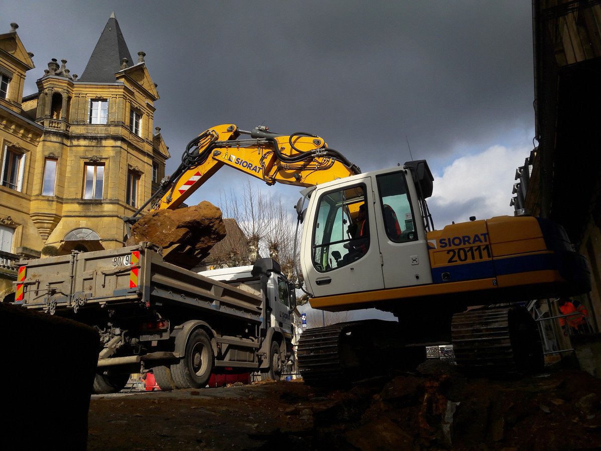 groupe_NGE's tweet photo. [#Chantier] L’équipe #SIORAT de l’agence de Sarlat (24) vient de terminer les travaux d’#aménagement du tour de ville Sud de Gourdon. 
Un chantier de 7 mois avec la pose de 285 m de réseaux (eaux potable &amp; pluviale, éclairage, fibre optique) et les branchements correspondants. https://t.co/VV8xe6yvRz