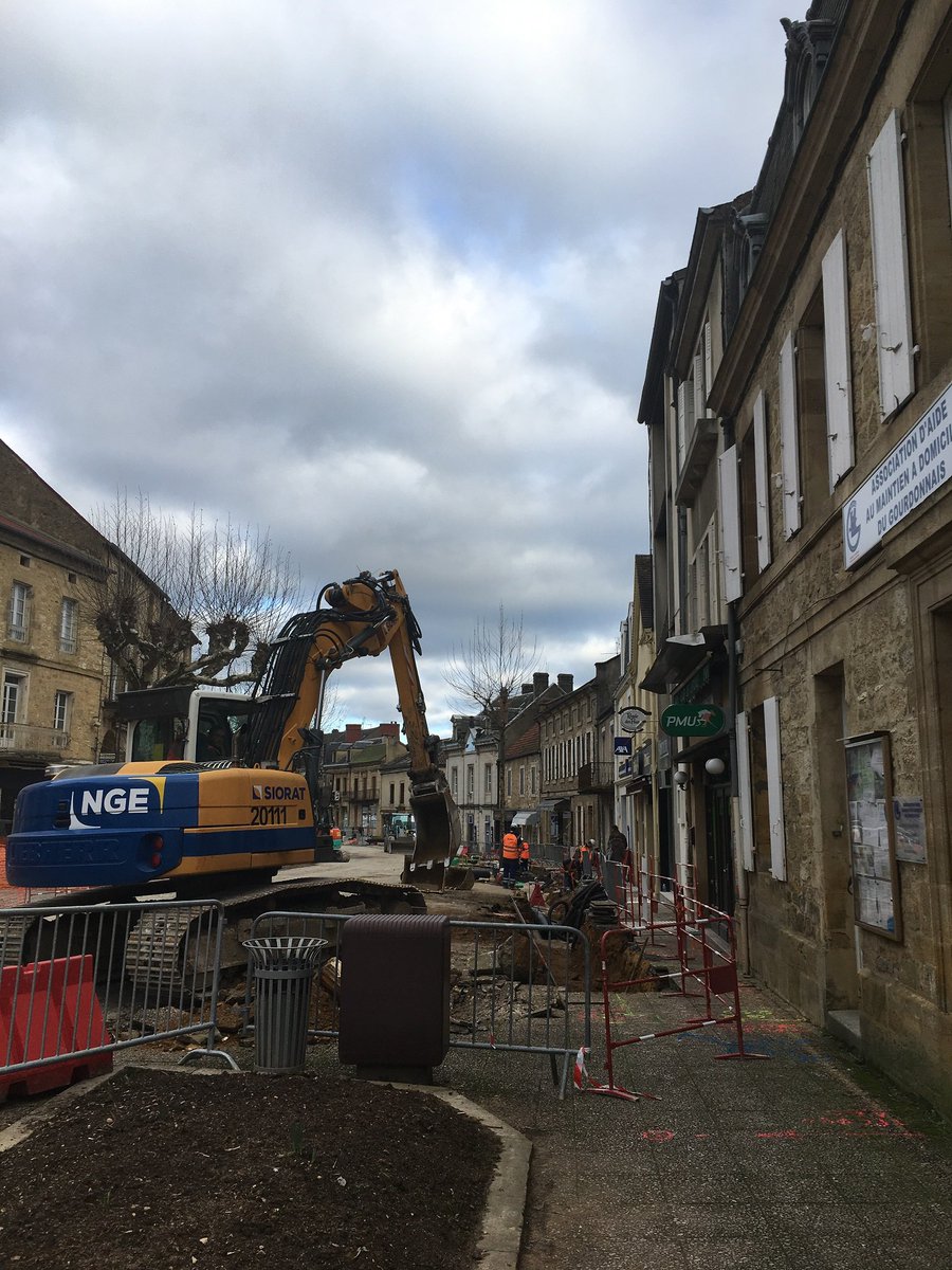 groupe_NGE's tweet photo. [#Chantier] L’équipe #SIORAT de l’agence de Sarlat (24) vient de terminer les travaux d’#aménagement du tour de ville Sud de Gourdon. 
Un chantier de 7 mois avec la pose de 285 m de réseaux (eaux potable &amp; pluviale, éclairage, fibre optique) et les branchements correspondants. https://t.co/VV8xe6yvRz