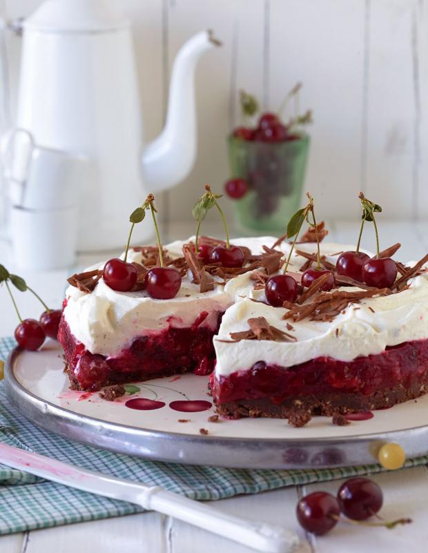 e_u_t's tweet photo. Schokoladig, sahnig, fruchtig und gut gekühlt – diese Torte versüßt uns den Sommer🍒 https://t.co/WsP7yMcSFE #Sommer #kirschen https://t.co/MbP5FU1vK4