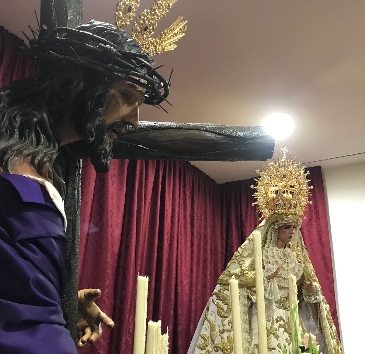 María Santísima del Rocío ya preside junto al Señor el altar que ha sido remodelado en los días previos a la bendición. Un sueño cumplido. Toca disfrutar lo vivido y saber que la Jara ya tiene completo el altar de sus devociones. Nada ha acabado, no ha hecho más que empezar.....