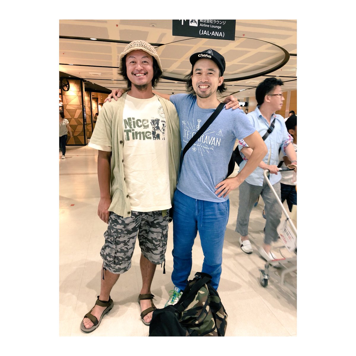 alohapalooza's tweet photo. 今回も遊んだっすね宮さん🍻
また近々👍
夫婦にLIFE CARAVAN Tシャツありがとうございました🙏

#miyatakehiro #ukulele #lifecaravan #asia #japan #fukuoka https://t.co/e6YS9XKNBw